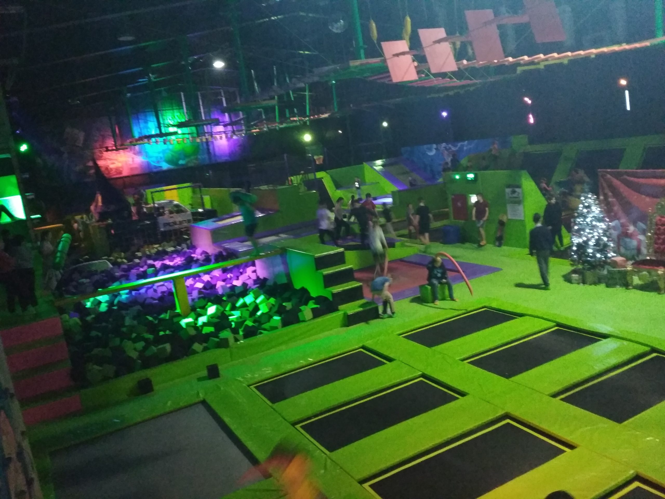 Mikołajkowy wyjazd klas 4-8 do Parku Trampolin Grawitacja